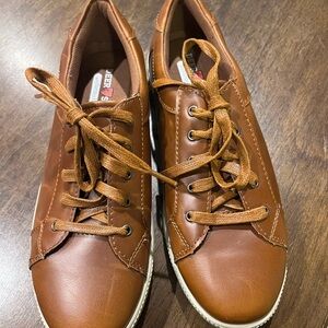 Boy’s Brown Deer Stags “Kane” Sneaker Memory Foam Casual Dress 5.5 M Tan/Cream